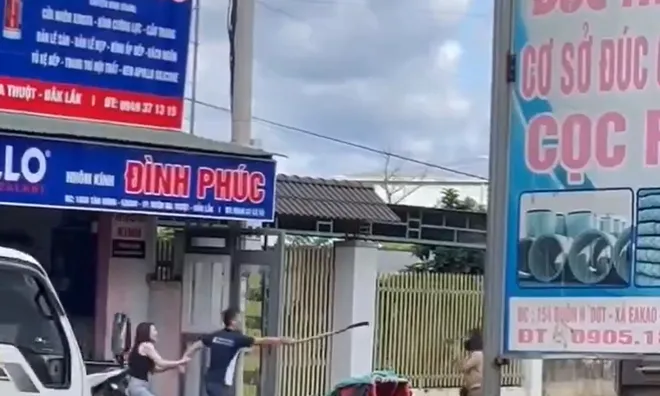 Video: Phẫn nộ cảnh người đàn ông vác dao đuổi đánh nữ shipper