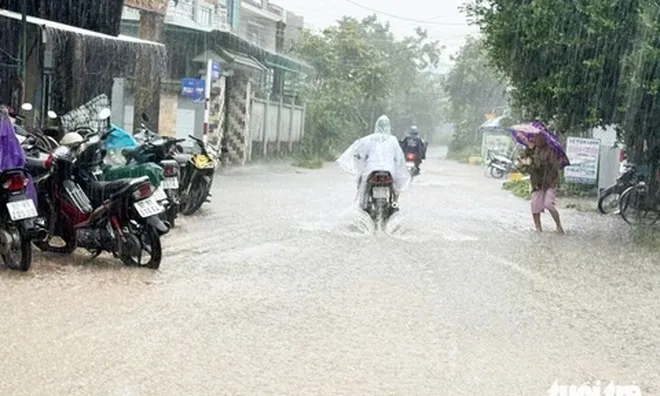 Video: Cận cảnh mưa lớn trắng trời, dòng nước chảy xiết ở Cù Lao Chàm