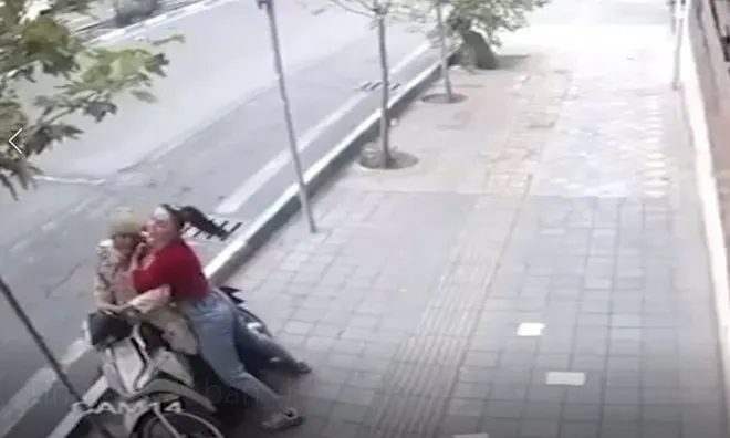 Video: Bị sàm sỡ, cô gái xô ngã, kẹp cổ khống chế gã biến thái