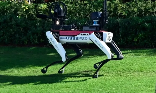 Video: Thú vị cảnh chó robot rảo bước tuần tra quanh dinh thự của ông Trump