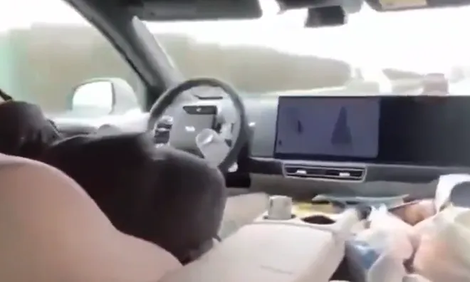 Clip: Tài xế liều lĩnh ngủ say khi xe tự lái, con nhỏ vô tư trên băng ghế sau