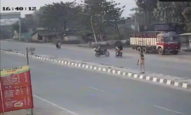 Clip: Xe máy lấn làn, gây tai nạn liên hoàn khiến 1 người tử vong