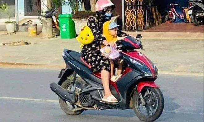 Chở trẻ em ngồi trước xe máy sẽ bị xử phạt bao nhiêu?