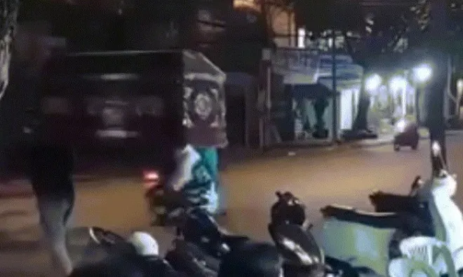 Clip: Bức xúc trước cảnh nhóm người khiêng quan tài, "nhảy múa" kỳ quái giữa đường