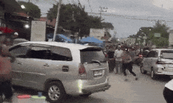 Clip: 53 tù nhân vượt ngục, leo lên mái nhà để tẩu thoát gây náo loạn cả con phố ở Indonesia