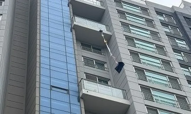 Cụ bà 70 tuổi mắc kẹt suốt 18 tiếng ngoài ban công, sống sót nhờ sợi dây vải tết từ quần áo