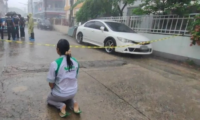 Phát hiện thi thể cụ ông bên khẩu súng trong căn nhà khóa kín, con gái gục khóc trước cửa đầy thương tâm