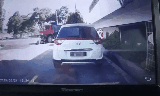 Clip: Xe tải cuốn người đi xe máy vào gầm, cán tử vong ngay tại chỗ