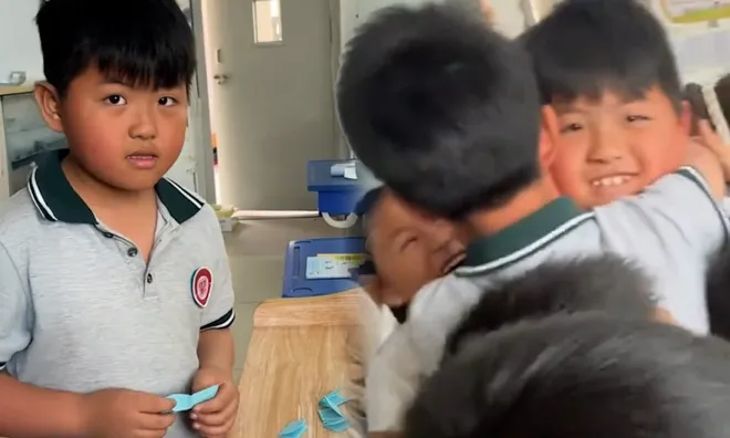 "Đây chính là ý nghĩa của giáo dục": Cô giáo khéo léo giúp học sinh nhút nhát tự tin hơn, nhận cơn mưa lời khen từ MXH