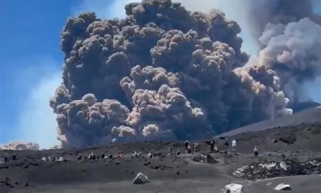 Clip: Núi lửa Etna phun trào, tro bụi phủ kín bầu trời Sicily khiến du khách hoảng loạn tháo chạy
