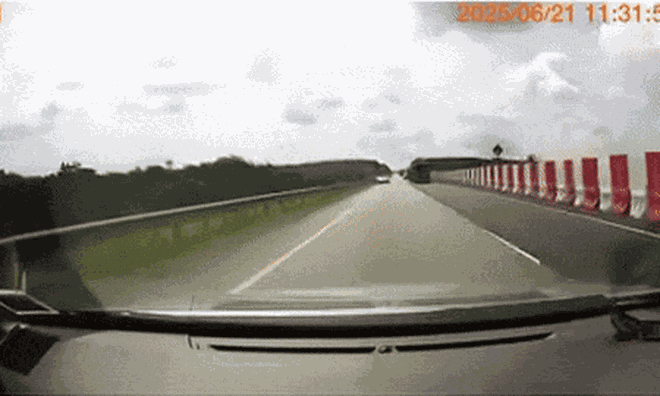 Clip: Giật mình phát hiện ô tô chạy ngược chiều trên cao tốc, hành động của lái xe gây bức xúc