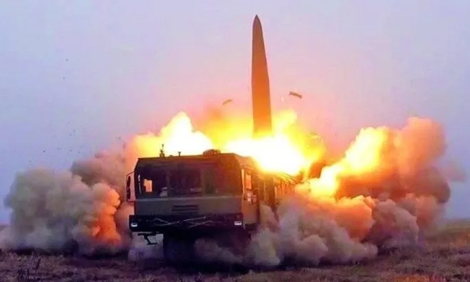 Clip: Nga phóng tên lửa Iskander-M khiến trại lính Ukraine tan hoang