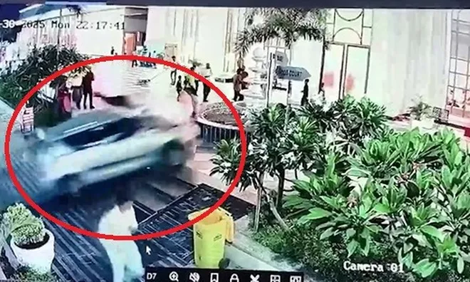 Clip: Thót tim giây phút ô tô mất lái lao thẳng vào sảnh khách sạn, 4 người thương vong