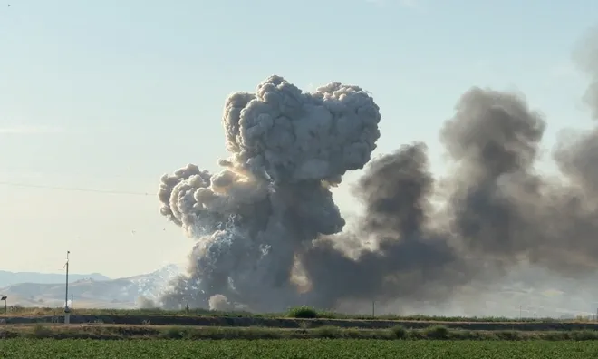 Clip: Hàng loạt tiếng nổ rung chuyển cả thị trấn, người dân California vội vàng tháo chạy ngay trước lễ Quốc khánh