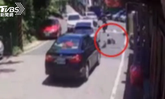 Clip: Thương tâm người công nhân thoát nước bị ô tô cán qua người tử vong khi đang làm việc trên miệng cống