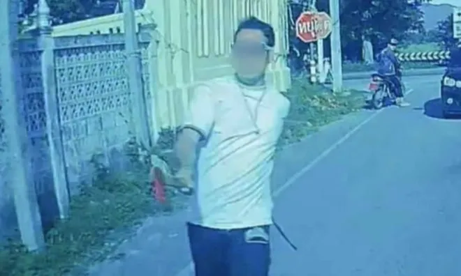 Clip: Tài xế "nổi điên" giữa đường, vung rìu đập xe khiến bé 5 tuổi hoảng loạn, khóc thét