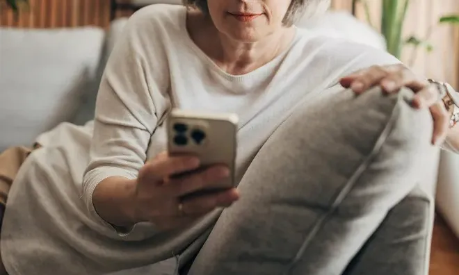 Mẹ chồng theo dõi từng bước chân của chồng tôi qua app, tôi phát hoảng vì sự kiểm soát thái quá