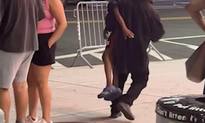 Clip: Bố mẹ truy đuổi nghẹt thở khi bé trai 6 tuổi suýt bị bắt cóc giữa phố đông người