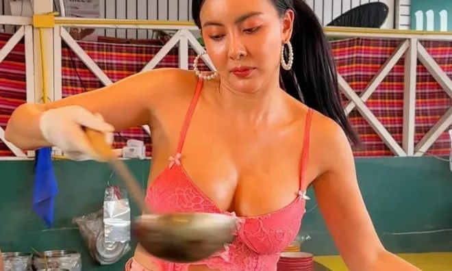 Ăn mặc táo bạo để vào bếp nấu ăn, cô chủ nhà hàng Thái Lan khiến khách kéo đến nườm nượp