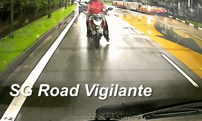 Clip: Ô tô phanh gấp, vô tình khiến 2 thanh niên đi xe máy ngã sõng soài giữa trời mưa