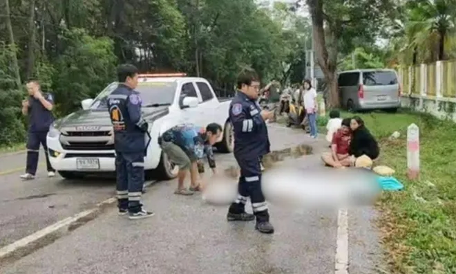 Vô tình đạp nhầm chân ga, con trai gây tai nạn khiến mẹ ruột tử vong, ôm xác mẹ khóc nghẹn giữa đường