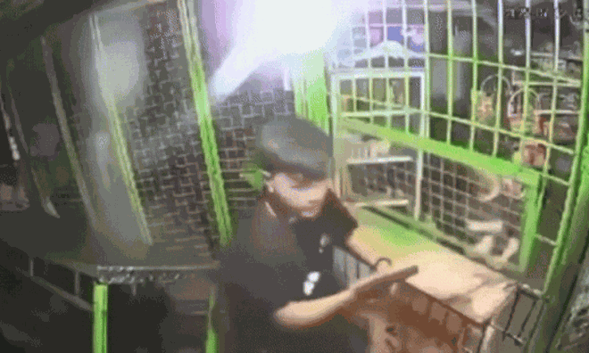 Clip: Người đàn ông mang súng đến cửa hàng, đe dọa nhân viên và khách hàng vì lý do không ai ngờ