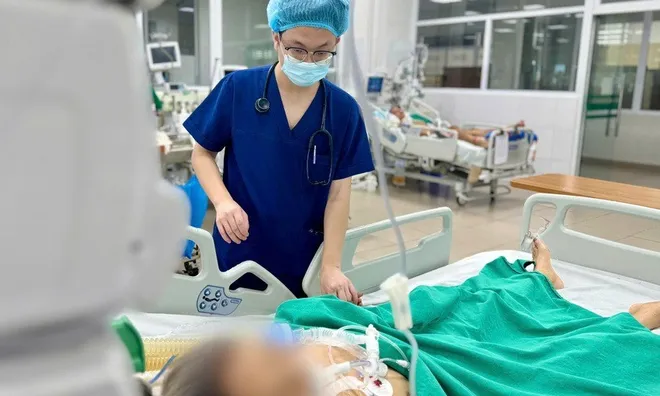 Xơ gan vì rượu: Nhiều bệnh nhân lần lượt nhập viện, bác sĩ gọi đây là "ngòi nổ sẵn có"