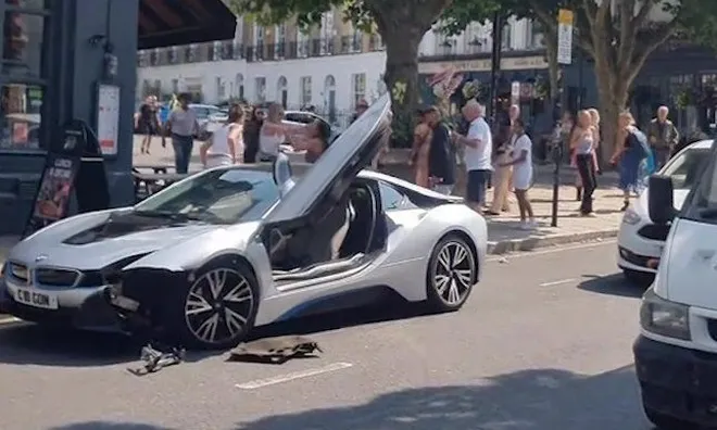 Clip: Cô gái bước ra từ BMW tiền tỷ, hành xử “khó đỡ” sau va chạm giao thông khiến ai cũng ngán ngẩm