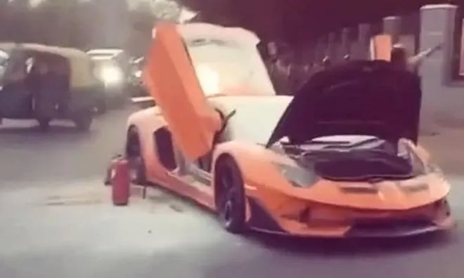 Clip: Lamborghini 29 tỷ đồng bất ngờ bốc cháy giữa phố khiến dân mạng sửng sốt