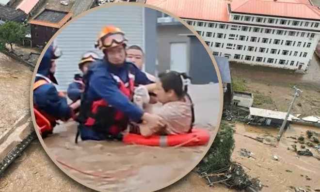 “Tôi bơi được, cứu vợ tôi trước đi!”: Hành động của người chồng giữa cơn lũ dữ khiến hàng triệu người cảm động