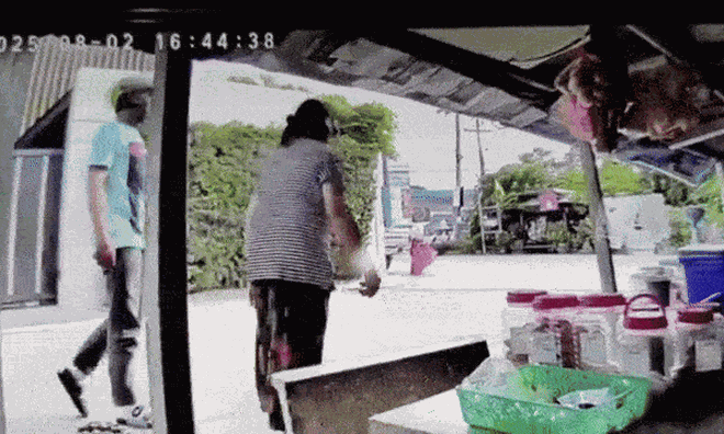 Clip: Cướp hụt dây chuyền, gã đàn ông chắp tay xin lỗi rồi... xin tiền, dân mạng "há hốc mồm" với cái kết