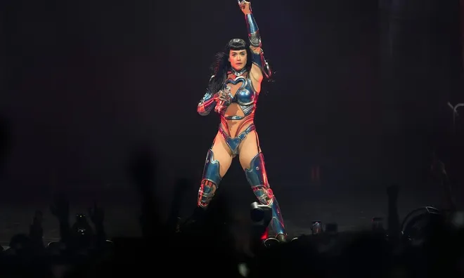 Chỉ vài phút quay MV ở "thiên đường" Ibiza, Katy Perry bị phạt hơn 180 triệu đồng