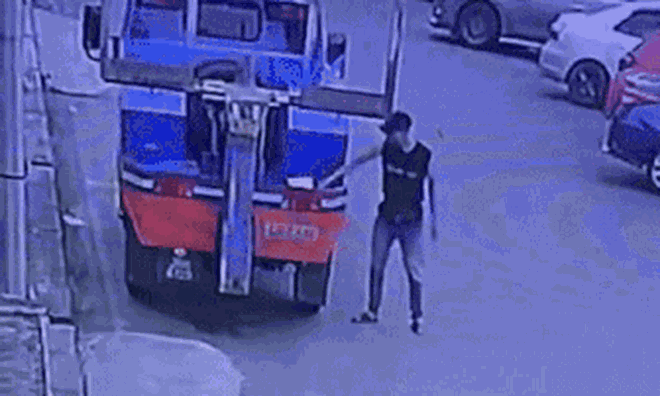 Clip: Tức giận khi xe bị tạm giữ, người đàn ông đổ xăng đốt cháy xe kéo giữa ban ngày