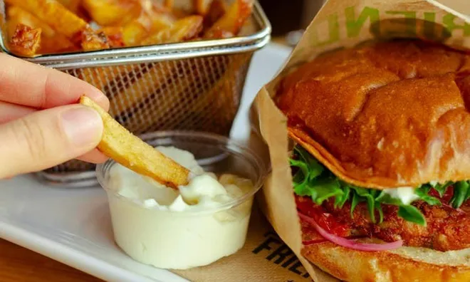 Khách hàng "nổi điên" vì... hết sốt mayonnaise, quán cà phê suýt thành biển lửa, thiệt hại hơn 230 triệu đồng