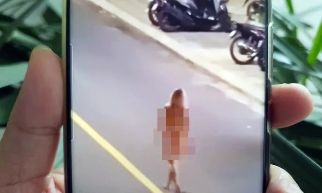 Camera ghi lại hình ảnh cô gái khỏa thân đi giữa đường phố Nha Trang, còn xô ngã xe máy khiến ai nấy sững sờ