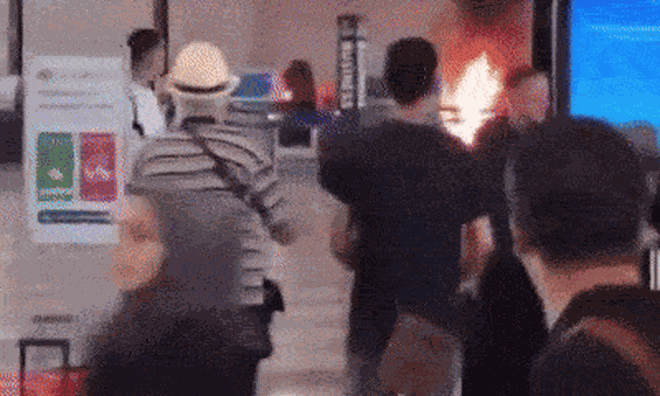 Clip: Người đàn ông bất ngờ phóng hỏa quầy check-in rồi cầm búa đập nát màn hình ở sân bay, hành khách hoảng loạn tháo chạy