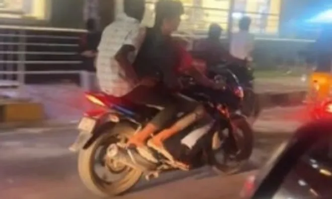 Phẫn nộ trước cảnh ba “yêu râu xanh” sàm sỡ phụ nữ giữa phố: Camera ghi lại toàn bộ, cảnh sát vào cuộc