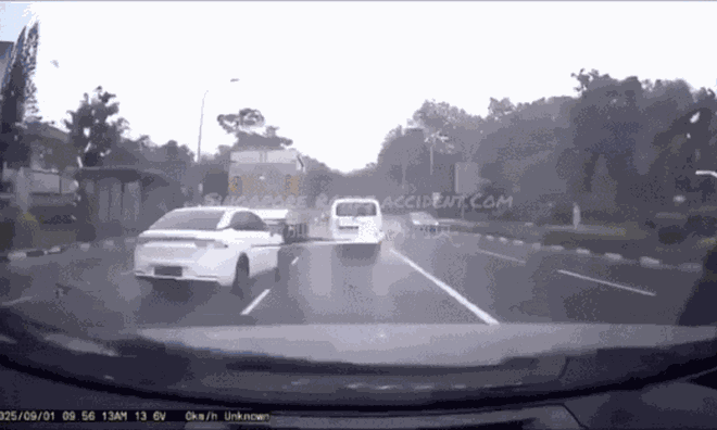 Camera ghi lại cảnh xe con lao ngược chiều tông trực diện vào xe tải, cú va chạm khiến đầu xe nát bét, tài xế mắc kẹt
