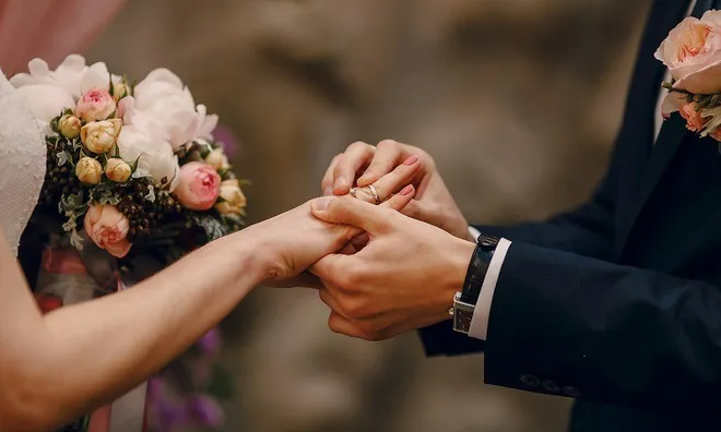 Ngày tái hôn sau nhiều năm góa bụa, tôi bất ngờ bật khóc khi một cậu bé lạ xuất hiện trong đám cưới và tiết lộ bí mật về trái tim chồng cũ
