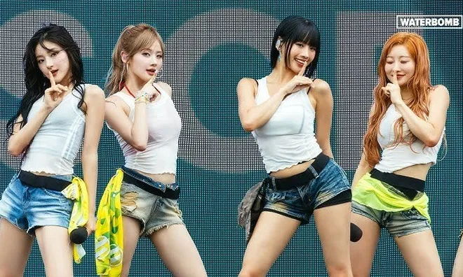 Từng gây chấn động khi đồng loạt cởi áo trên sân khấu, nhóm nhạc Kpop này giờ mất hàng trăm nghìn fan vì tranh cãi mới