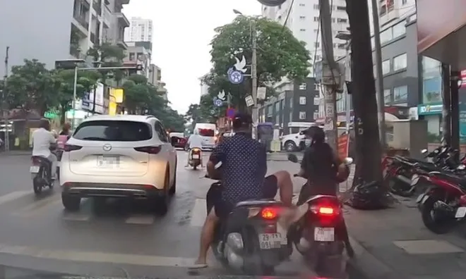 Công an làm việc với nam thanh niên đi xe máy không đội mũ bảo hiểm, húc xe, đe dọa người phụ nữ mặc quân phục