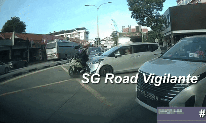 Clip gây sốc: Xe máy bất ngờ lao ra giữa làn đường khiến ô tô bung cả cản trước, người ngồi sau ngã lăn ra đường
