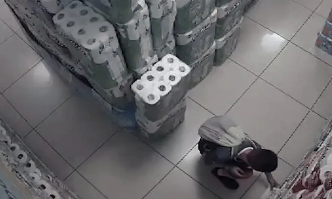Camera ghi lại cảnh bé trai nghịch lửa, đốt cháy kệ hàng trong siêu thị ai xem cũng phải thót tim