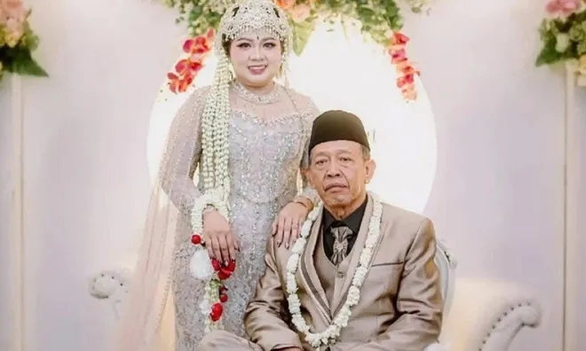 Cụ ông 74 tuổi cưới vợ trẻ kém 50 tuổi, dân mạng dậy sóng vì sính lễ "khủng"