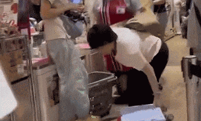 Clip: Người phụ nữ hất đổ xe hàng, ném rau và cái kết khiến cả siêu thị choáng váng