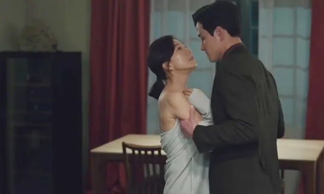 Cưới vợ hơn 7 tuổi, sau đêm tân hôn tôi sững sờ khi thấy vợ nằm im bất động