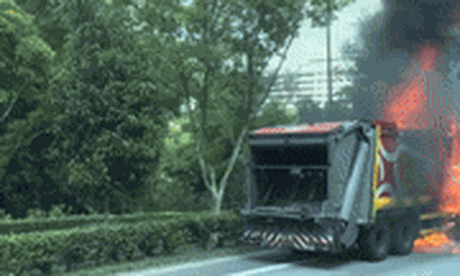 Clip: Xe rác cháy ngùn ngụt trên cao tốc khiến giao thông tắc nghẽn nhiều giờ