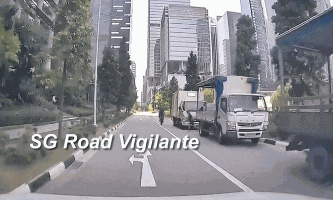 Thót tim xem cảnh bé gái lao nhanh qua đường, suýt bị ô tô tông trúng