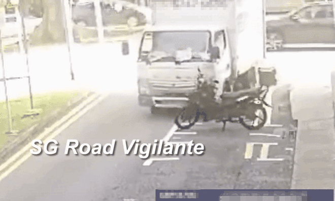 Camera ghi lại cảnh xe tải cán lên xe máy rồi thản nhiên rời đi khiến MXH "dậy sóng"