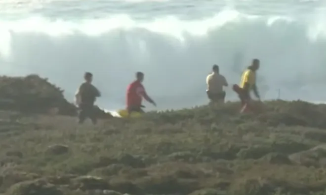 Xót xa người cha lao xuống cứu con gái bị sóng cuốn, tử vong thương tâm